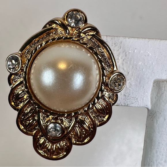 Kenneth J. lane for Avon faux pearl gold tone pierced earrings - Picture 6 of 7